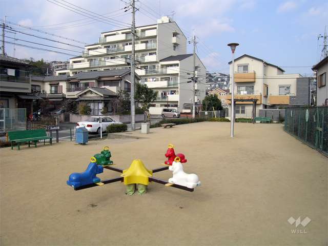 周辺は一戸建て中心の静かな住宅地。南東側に公園があります。