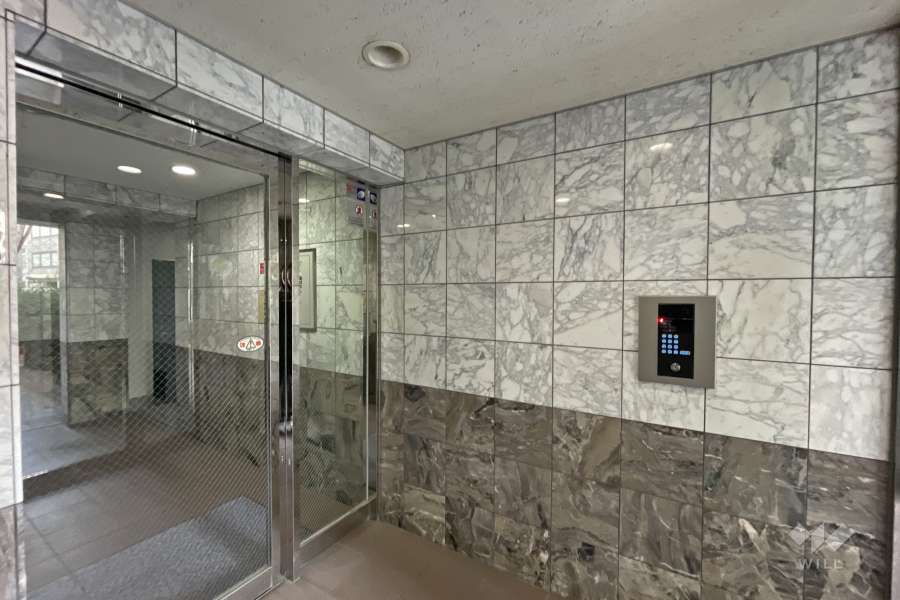 エントランスはオートロック付きです。