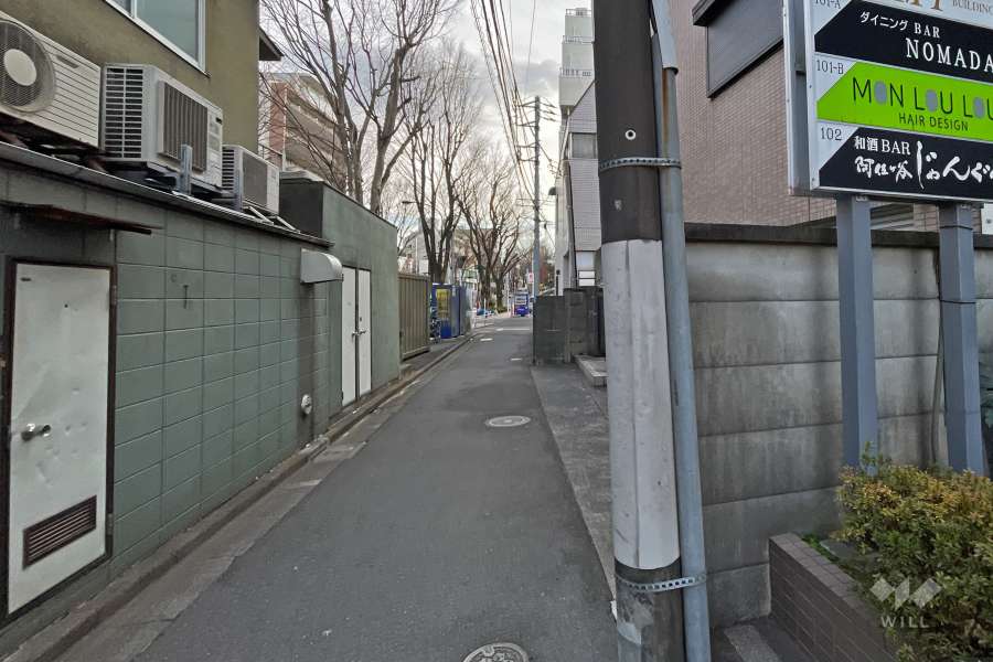 敷地東側の前面道路（北側から）