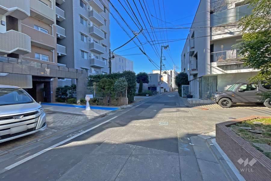 敷地の北側前面道路（東側から）