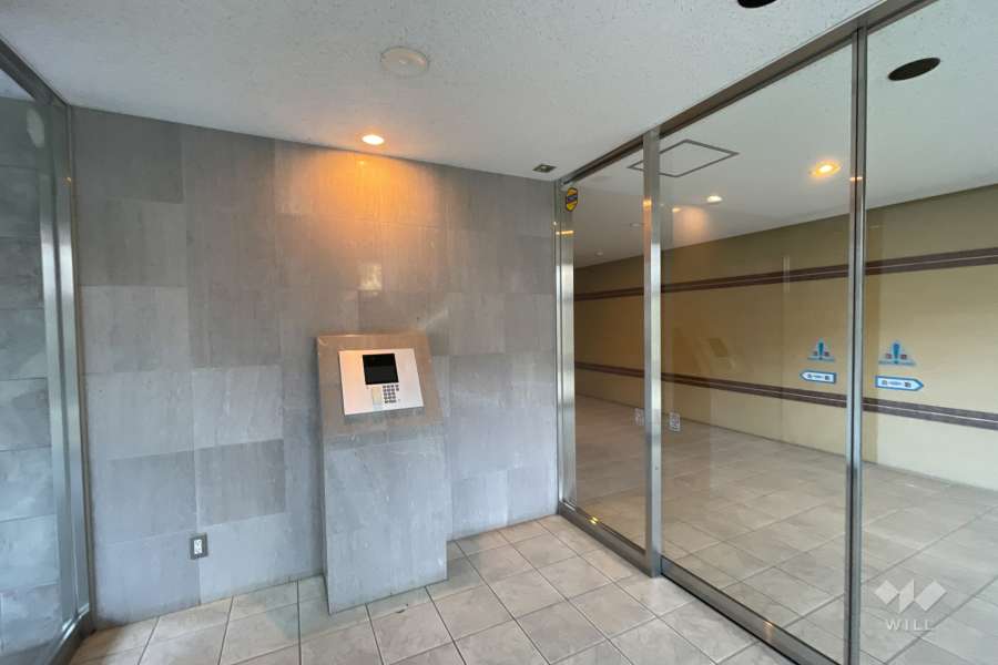 エントランスはオートロック付きです。