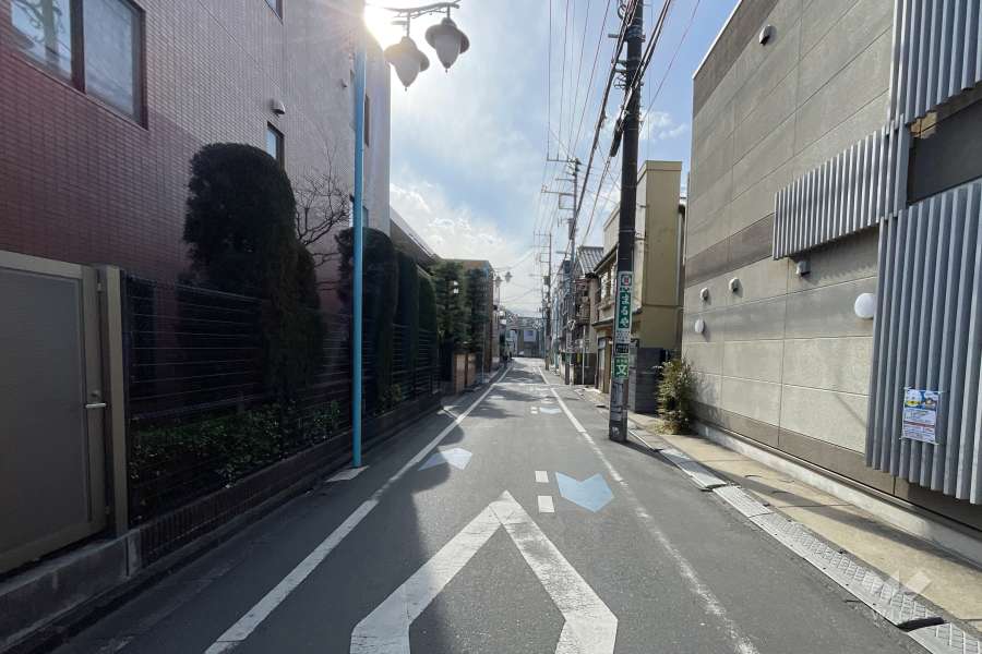 敷地の東側前面道路（南側から）