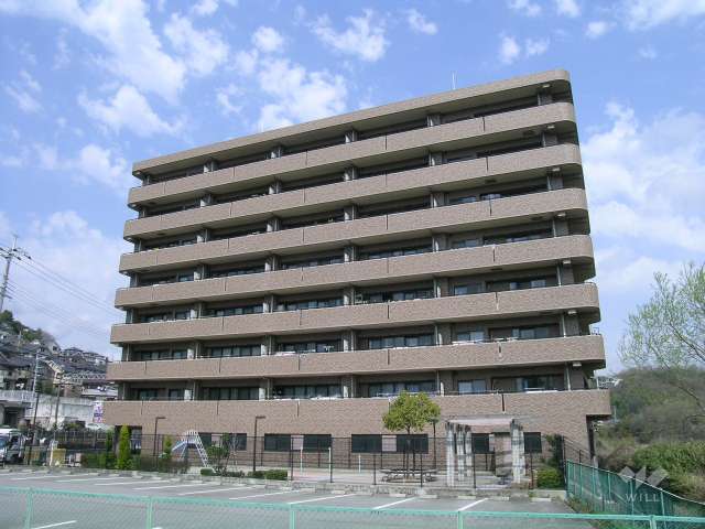 ライオンズマンション川西滝山の外観（南側から）