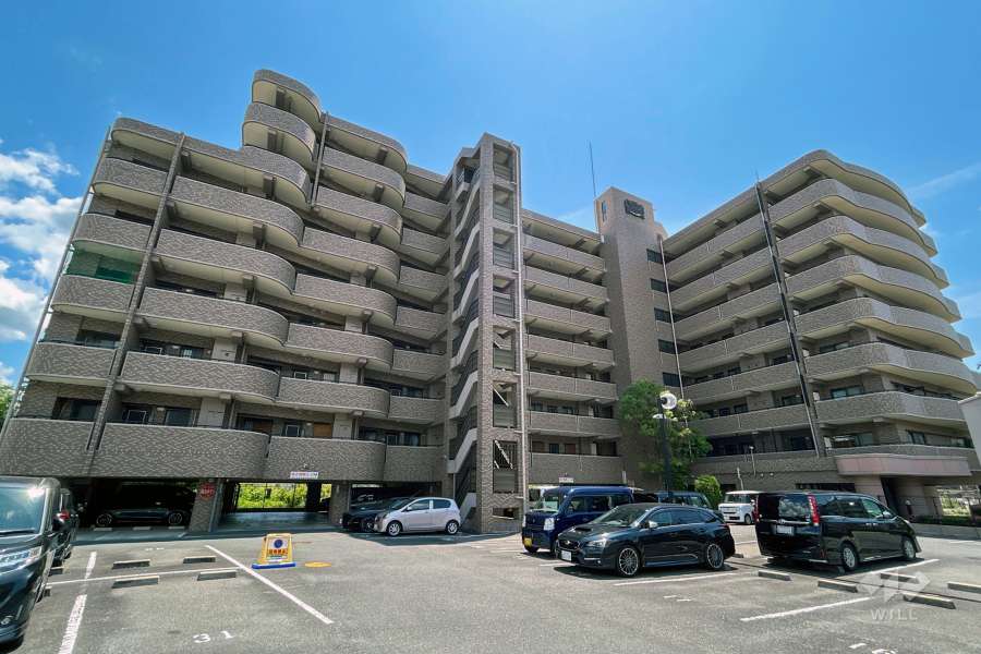 ライオンズマンション川西滝山の外観（西側から）