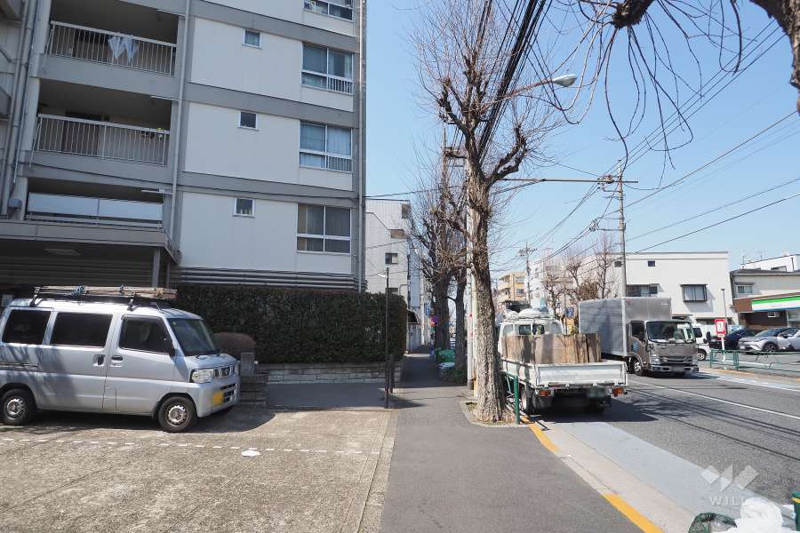 敷地北側の前面道路