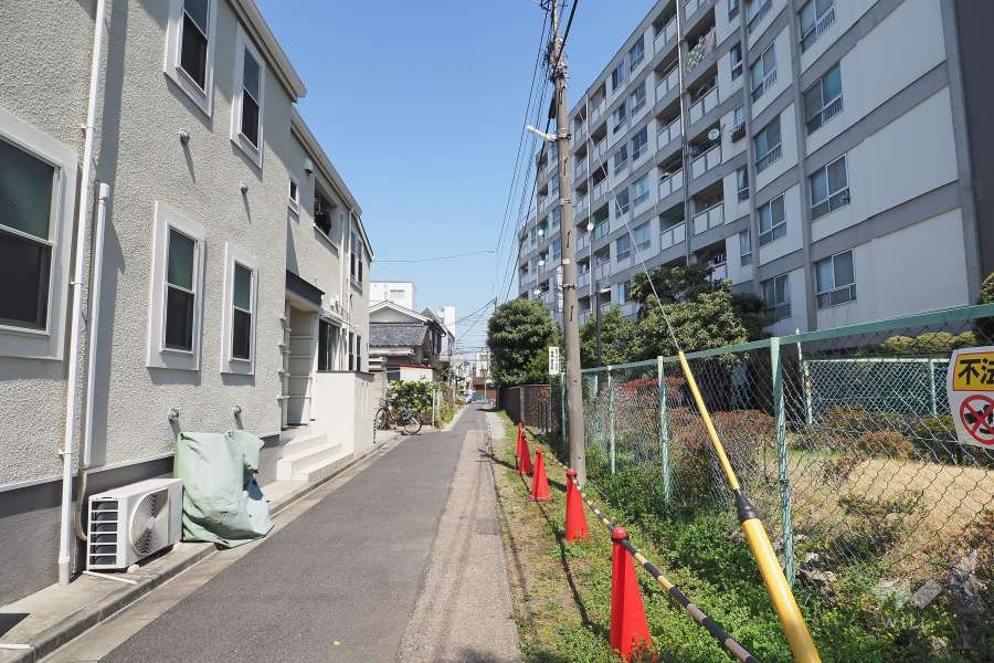 敷地西側の前面道路