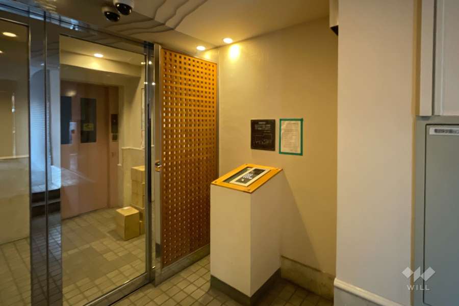 エントランスはオートロック付きです。