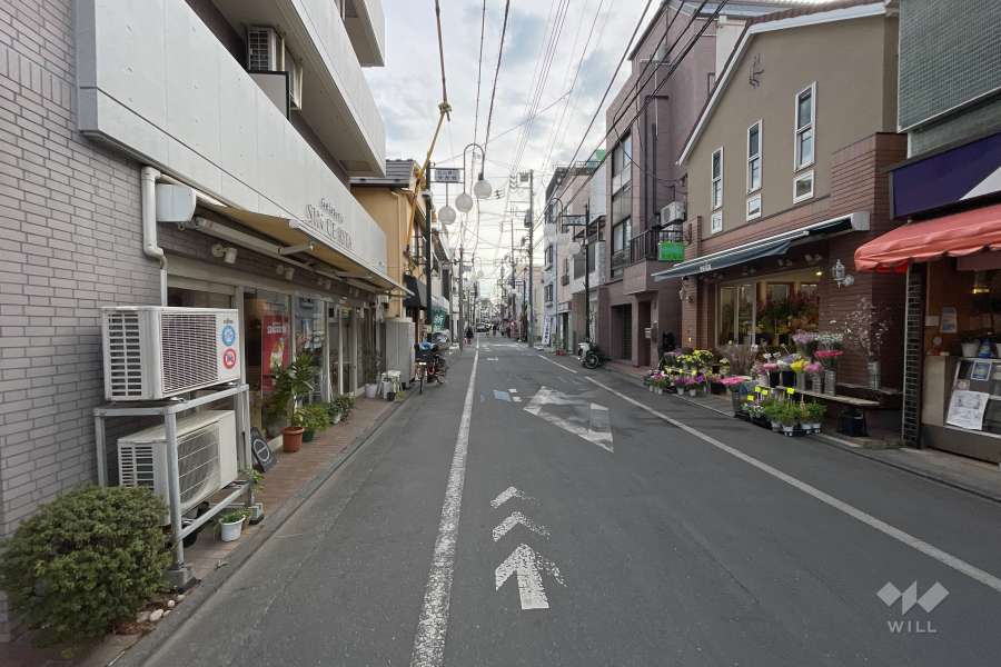 敷地西側の前面道路