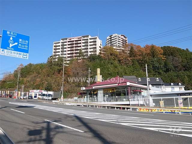 高台に立地。周囲を山林に囲まれ、たいへん緑豊かです。