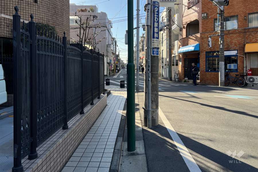 敷地の北側前面道路（東側から）