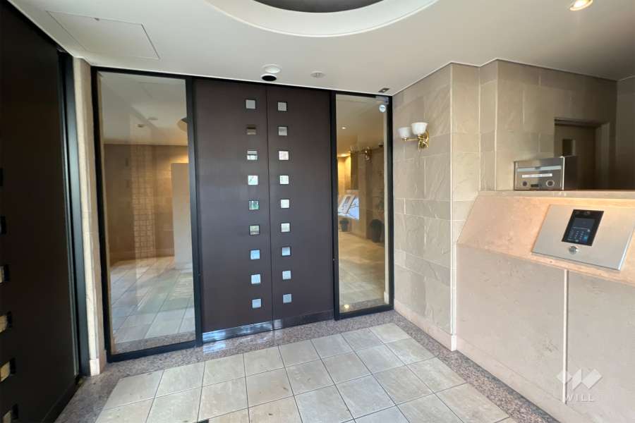 エントランスはオートロック付きです。