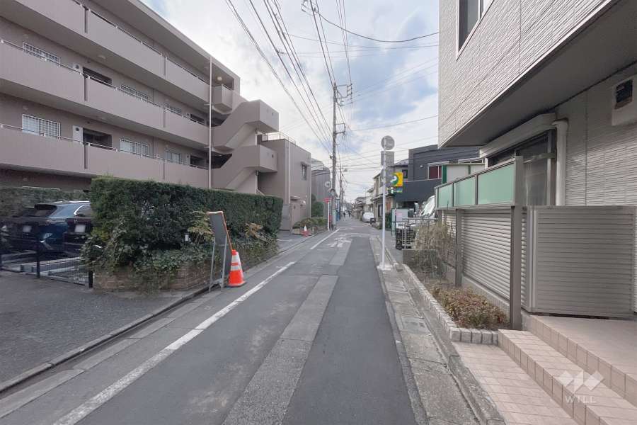 敷地北側の前面道路（東側から）