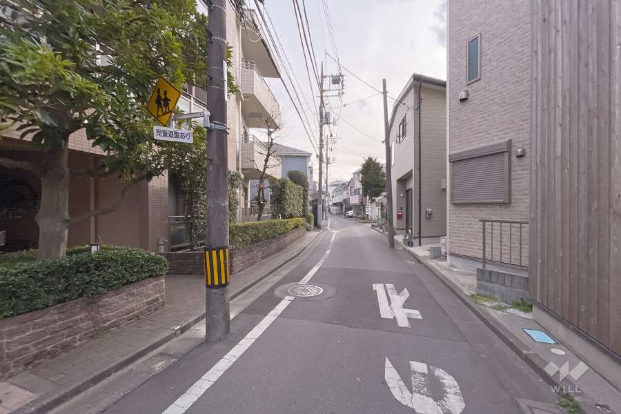 敷地西側の前面道路（北側から）