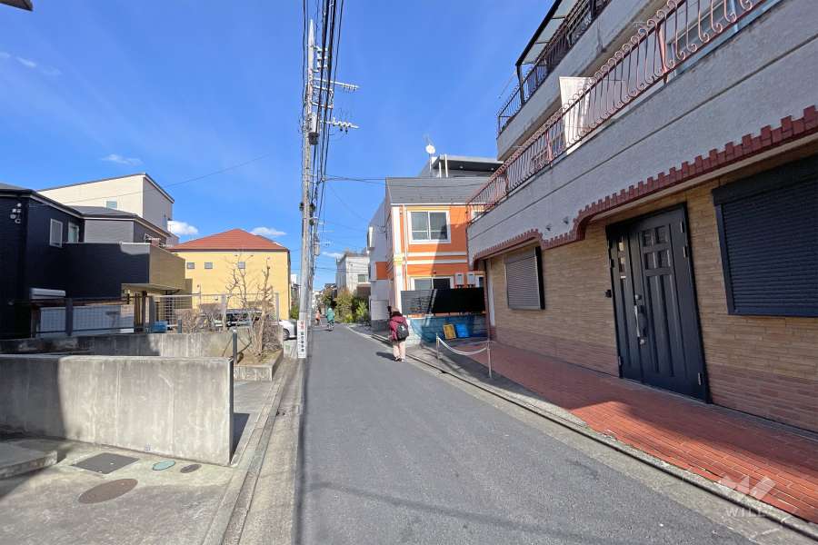 敷地北西側の前面道路（南西側から）