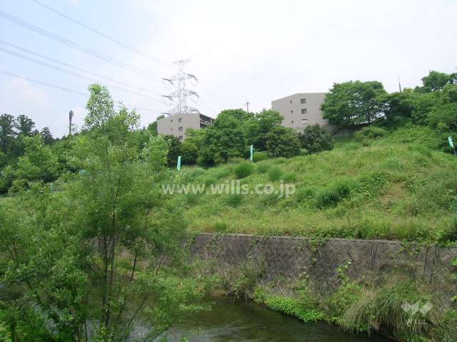 敷地西側には川が流れています