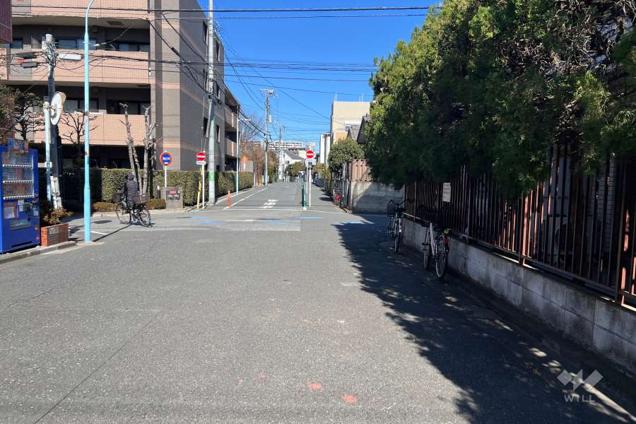敷地の北西側前面道路（南西側から）