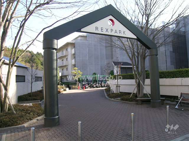 アーチが付いた敷地入口