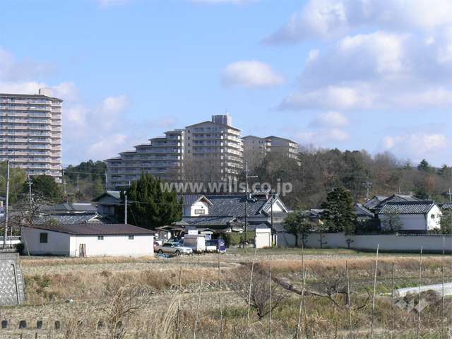 周辺は田畑や山林が広がるのどかな環境です。