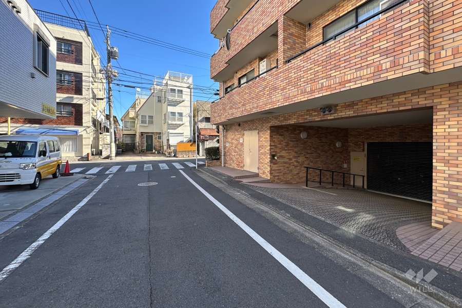 敷地の北側前面道路（西側から）