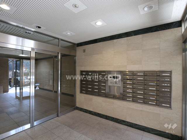 エントランスはオートロック付きです。