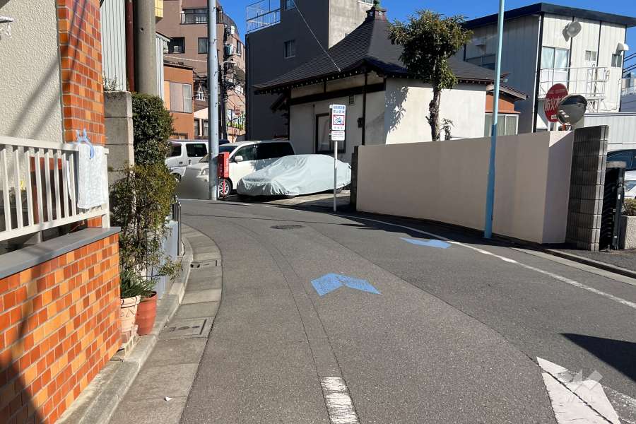 敷地の南側前面道路（西側から）