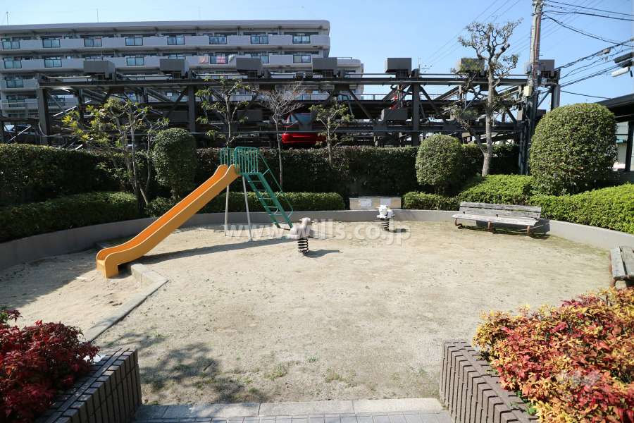 敷地西側に隣接する公園