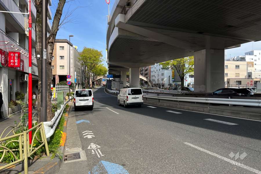 敷地南側の前面道路（西側から）