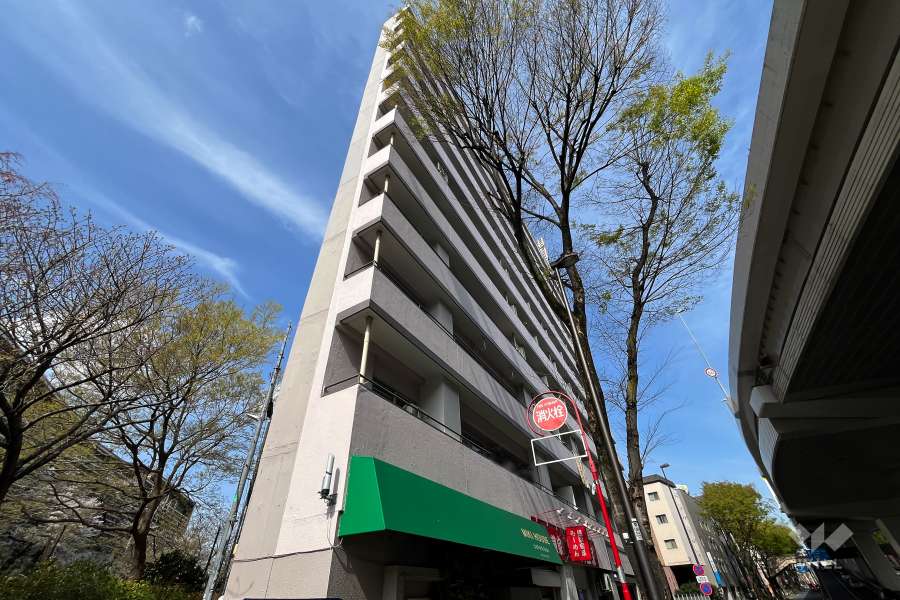 シャトレ明大前の外観（南西側から）