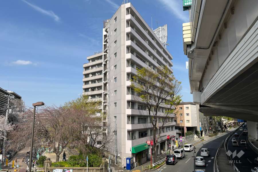 シャトレ明大前の外観（南西側から）
