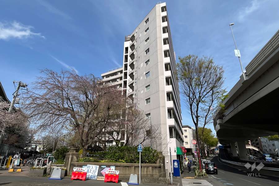 シャトレ明大前の外観（南西側から）