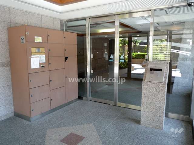 エントランスにはオートロックと宅配ボックスが設置されています。