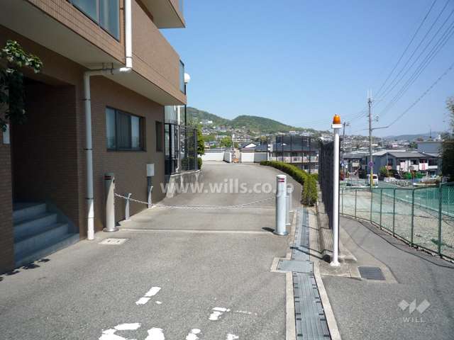 駐車場出入り口（ロボットゲート付き）