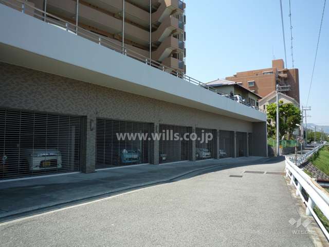 敷地内駐車場（屋内シャッター付き）　上部は平面の屋外駐車場になっています。