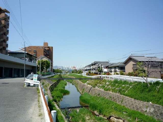 敷地の北側には最明寺川が流れています。