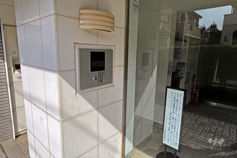エントランスはオートロック付きです。