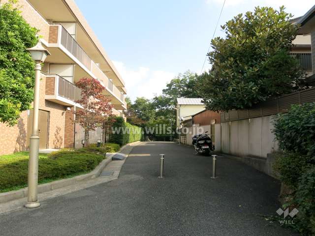 南側の道路は車の出入りができないようになっています。