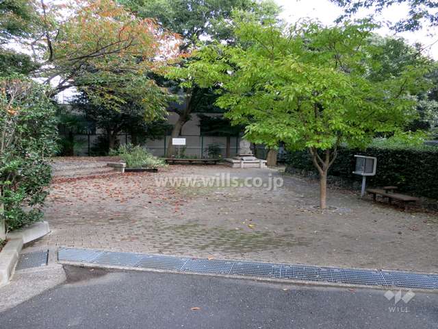 敷地の南東側に隣接する広場