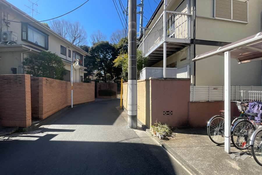 敷地の南側前面道路（東側から）