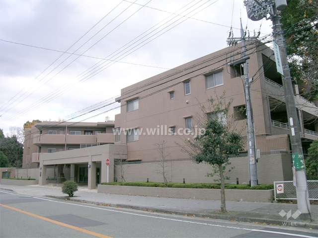 周囲を緑に囲まれています。