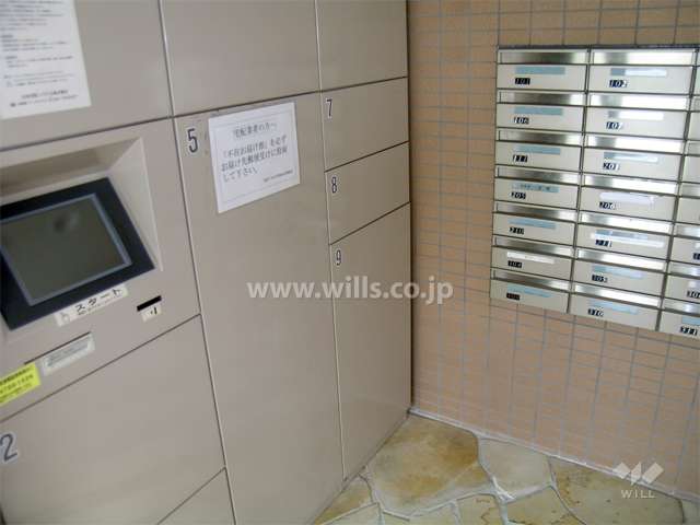 宅配ロッカー付きの共用のポスト