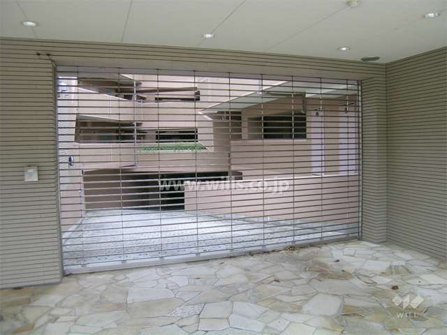 リングシャッター付きの駐車場入口