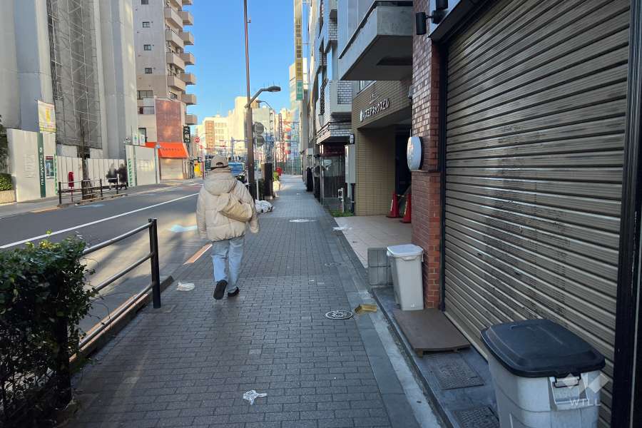 敷地の南西側前面道路（南東側から）