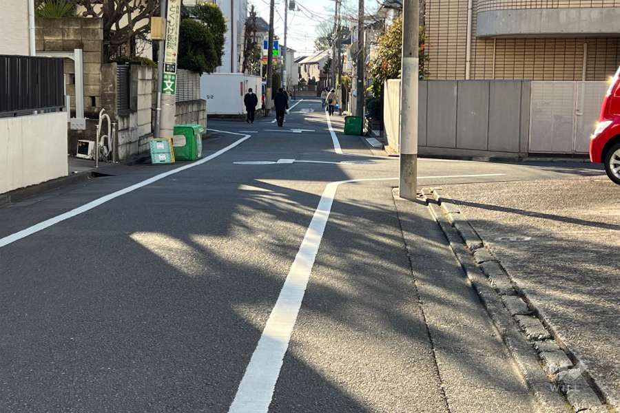 敷地の北東側前面道路（北西側から）
