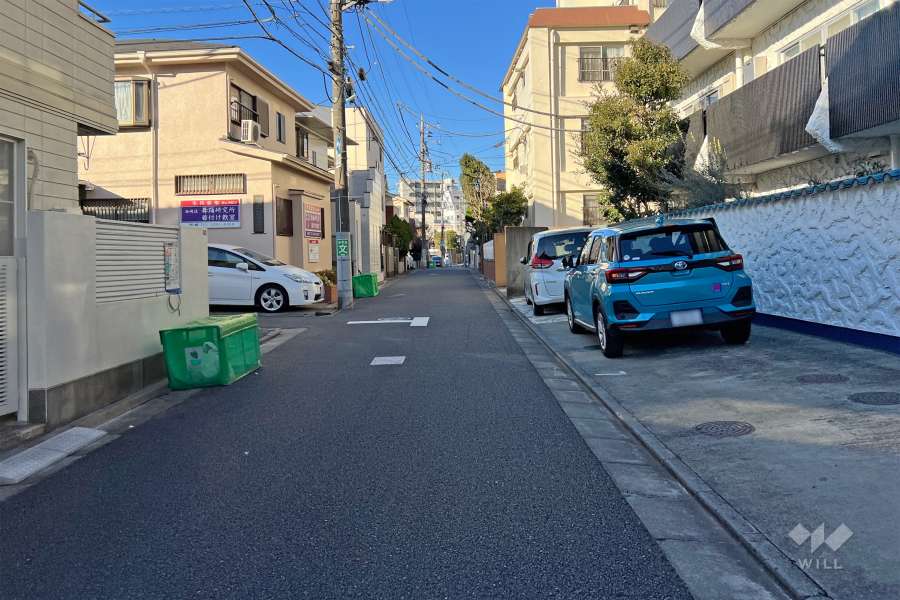 敷地の南側前面道路（東側から）