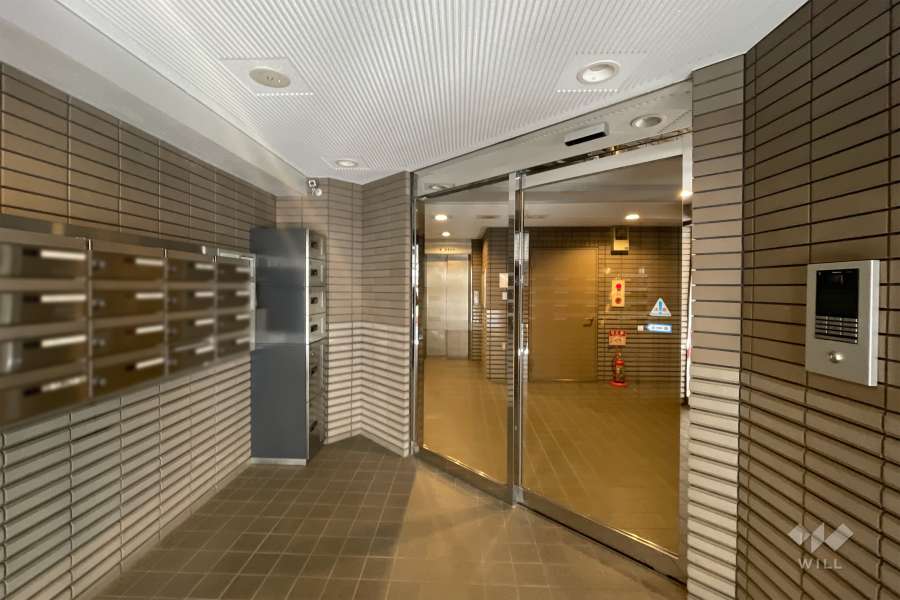 エントランスはオートロック付きです。