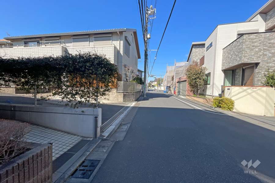 敷地の東側前面道路（南側から）