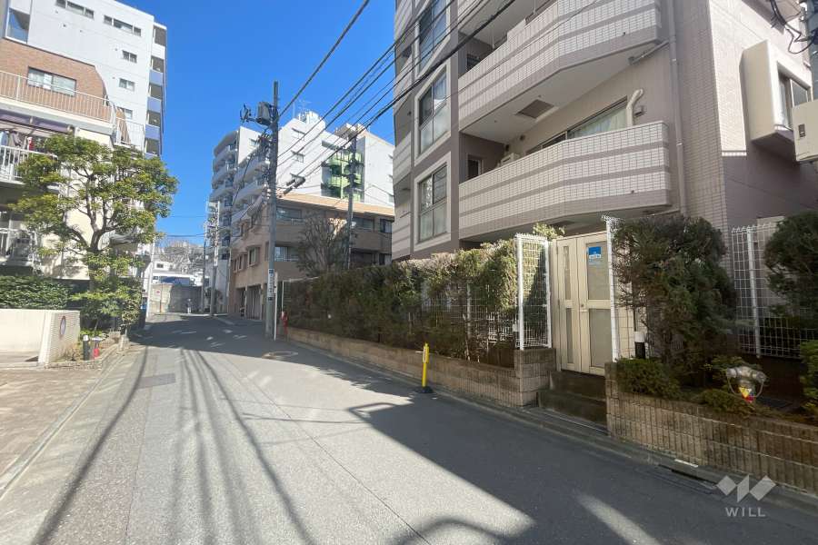 敷地西側の前面道路