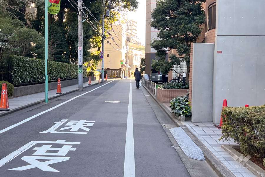 敷地北側の前面道路（西側から）