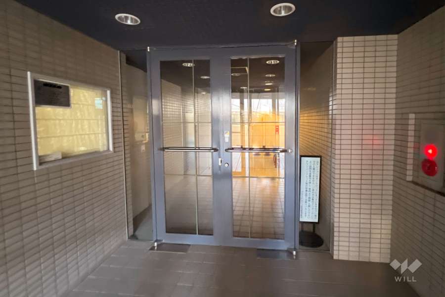 エントランスはオートロック付きです。