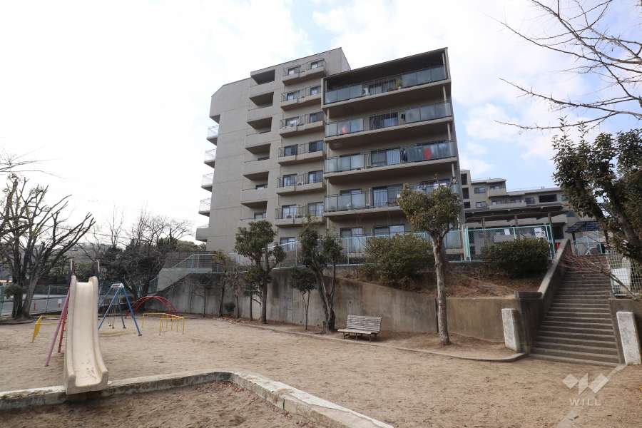 『野上第2公園』から見たサンヴェール逆瀬川2番館